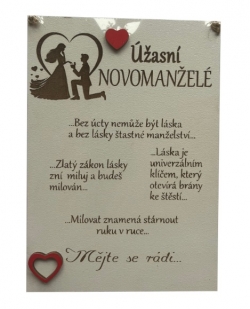 Dřevěná cedulka úžasní novomanželé