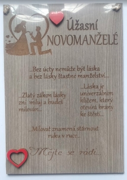 Dřevěná cedulka úžasní novomanželé