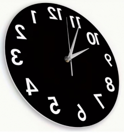 Hodiny jdoucí pozpátku kulaté